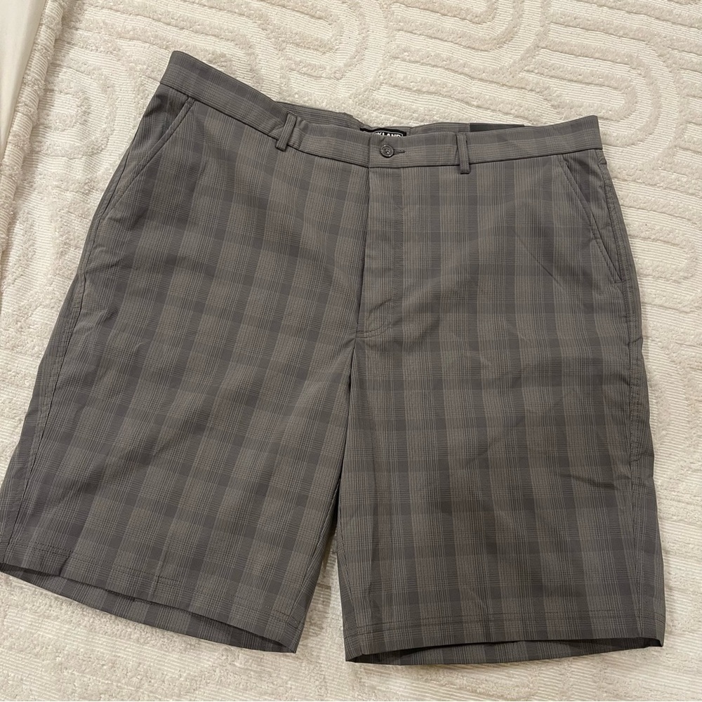 Kirkland Signature Mens Performance Shorts new with ta size 40